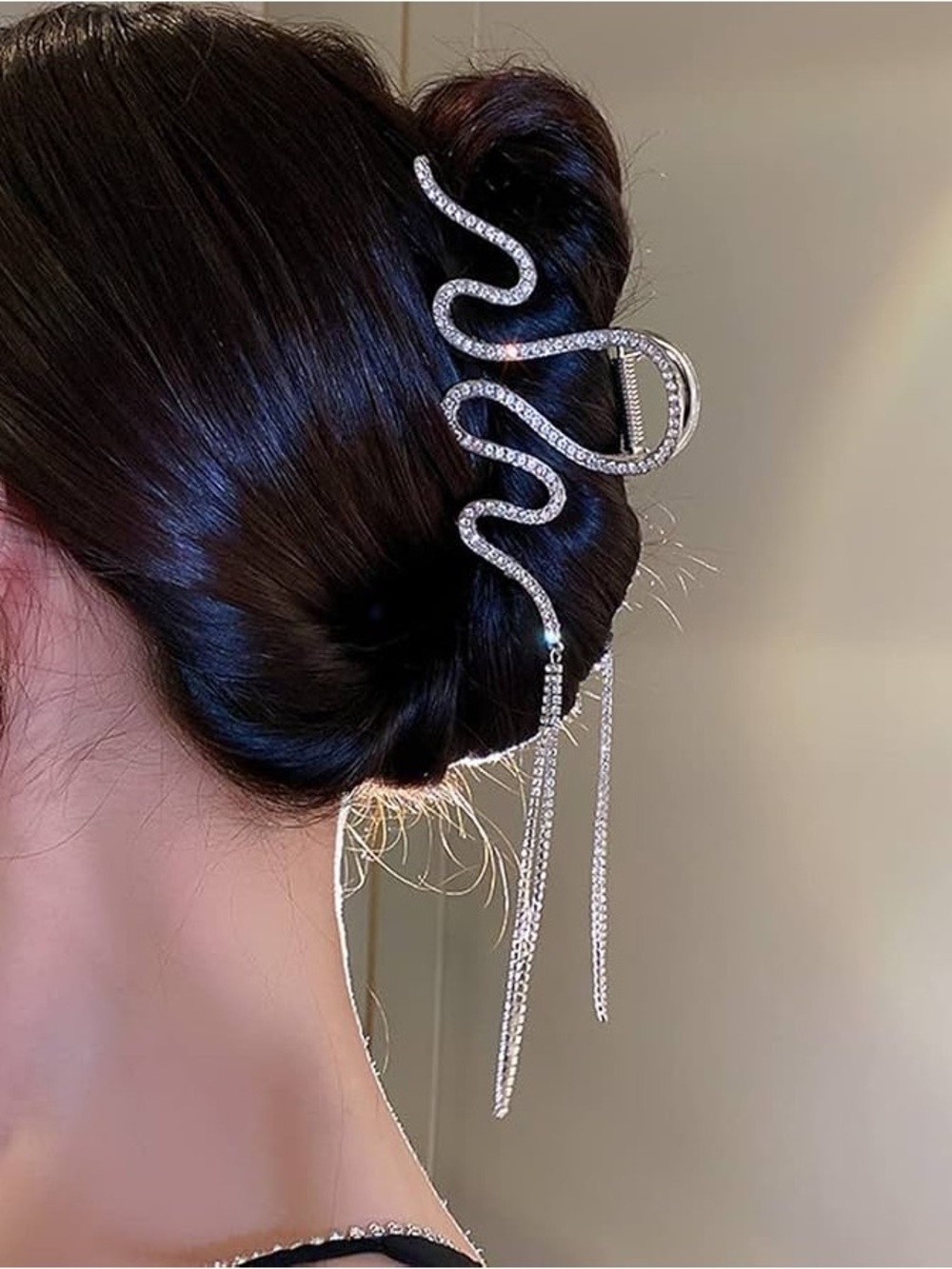 This Jumwrit silver hair claw clip New
